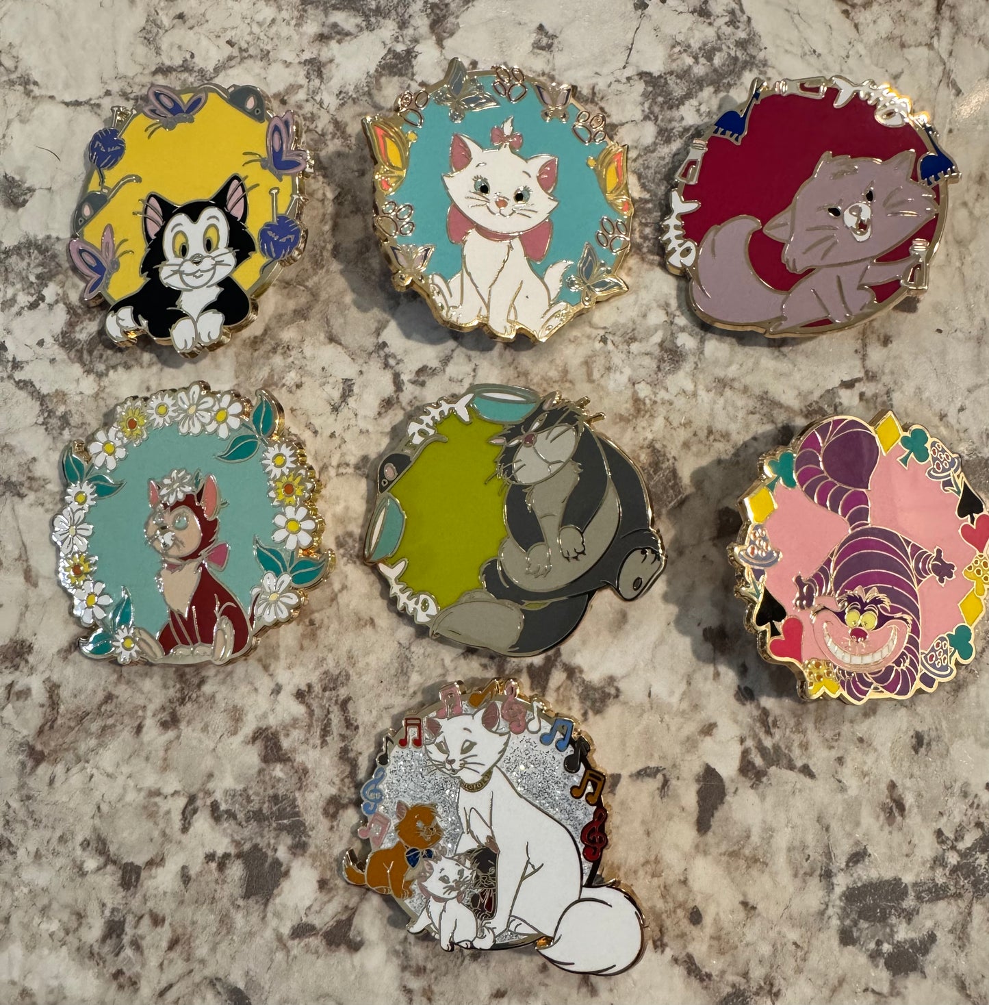 Pink à la mode Disney Cats Mystery Complete Pin Set