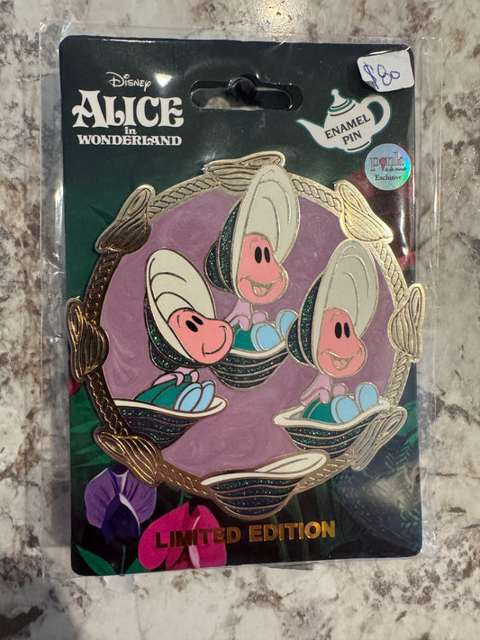 Oysters Alice in Wonderland Iconic Series Pink à la Mode PALM LE 300 Disney Pin