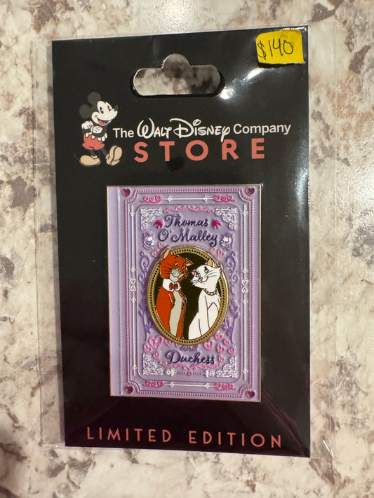 Disney Romantic Novels Series Pin Thomas O’Malley and Duchess LE 300 Disney Pin