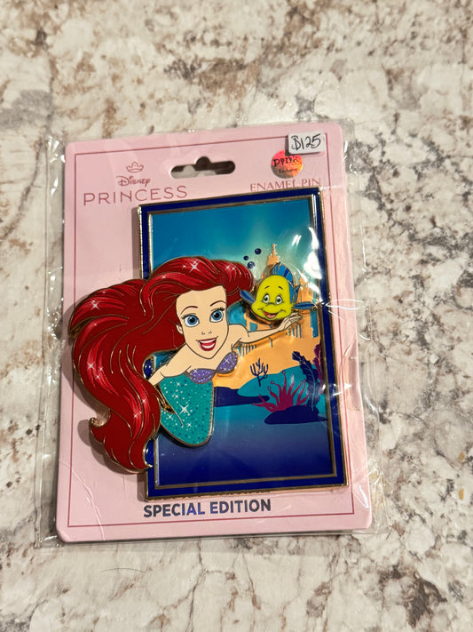 Little Mermaid Ariel and Flounder Scene Jumbo Pink à la mode PALM LE Disney Pin