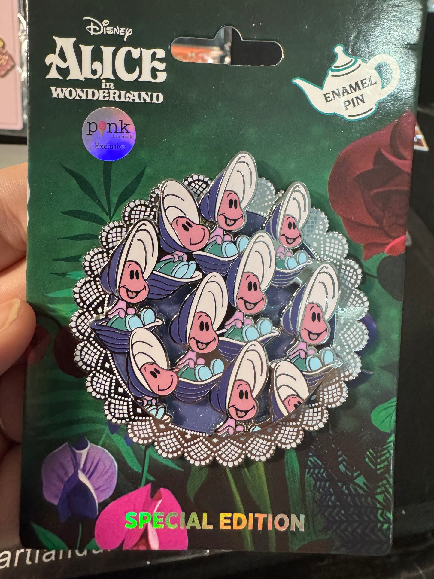 Oysters Alice in Wonderland Scalloped Series Pink à la Mode PALM LE 200 Disney Pin